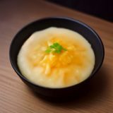 17.cc吃瓜主编陈晓峰头像，中年男性，专业西装，自信微笑，十年娱乐媒体从业经验